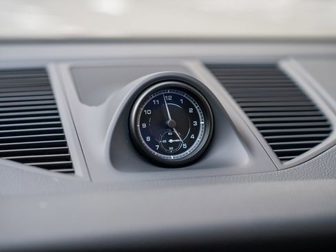 Certified 2025 Porsche Macan image 17