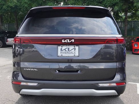 Used 2024 Kia Carnival EX FWD image 13