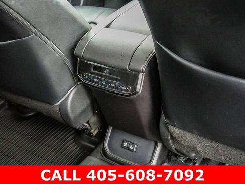 Used 2021 Toyota Highlander XLE AWD/4WD image 22