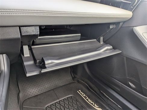 Used 2020 Toyota Avalon Limited image 24