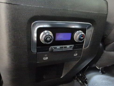 Used 2024 GMC Yukon XL SLE image 27