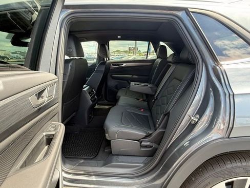 Used 2025 Volkswagen Atlas Cross Sport SE w/ Panoramic Sunroof Package image 15