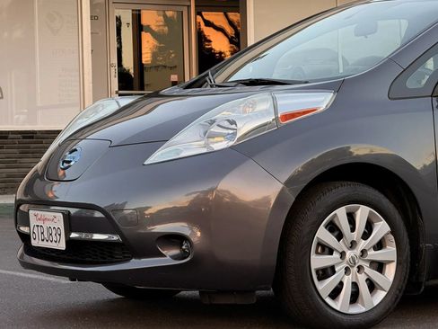 Used 2013 Nissan Leaf S FWD image 4