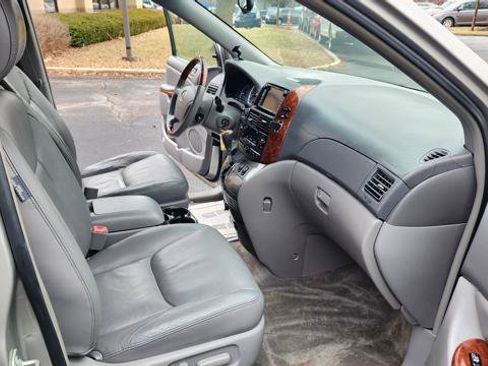 Used 2005 Toyota Sienna XLE Limited image 16