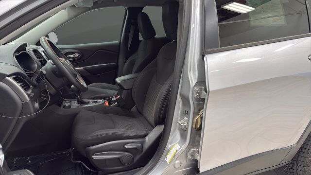 Used 2020 Jeep Cherokee Latitude AWD/4WD image 9