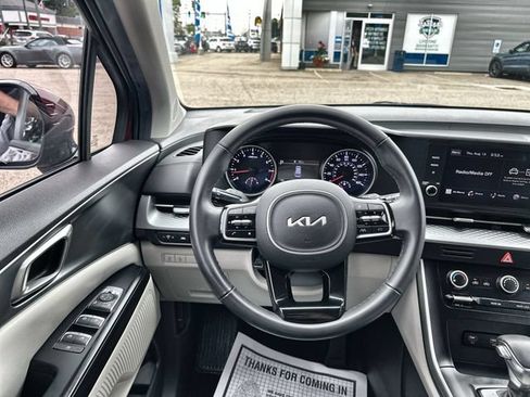 Used 2023 Kia Carnival LX FWD image 13