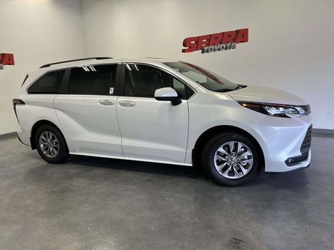 Used 2026 Toyota Sienna XLE FWD image 2