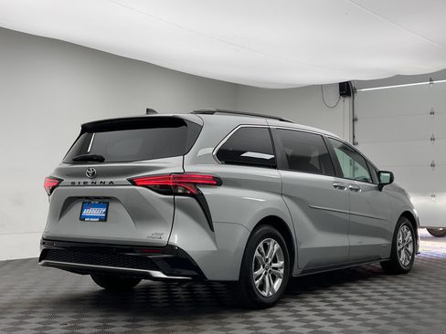 Used 2021 Toyota Sienna XSE w/ XSE Plus Package AWD/4WD image 9