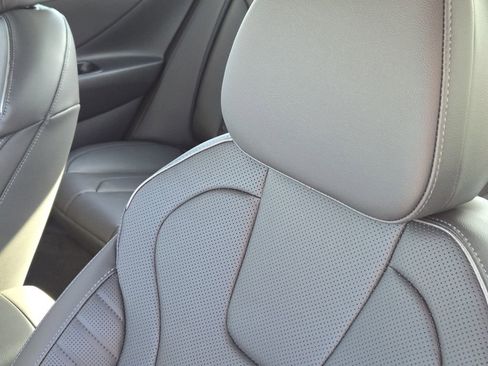 New 2025 Hyundai Elantra Limited image 16