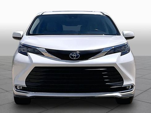 Used 2024 Toyota Sienna XLE FWD image 4