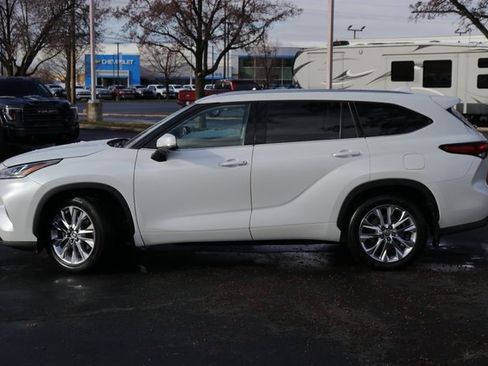 Used 2023 Toyota Highlander L image 3