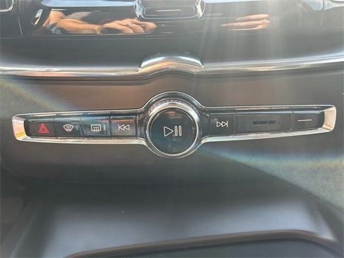 Used 2022 Volvo XC60 B5 Momentum image 26