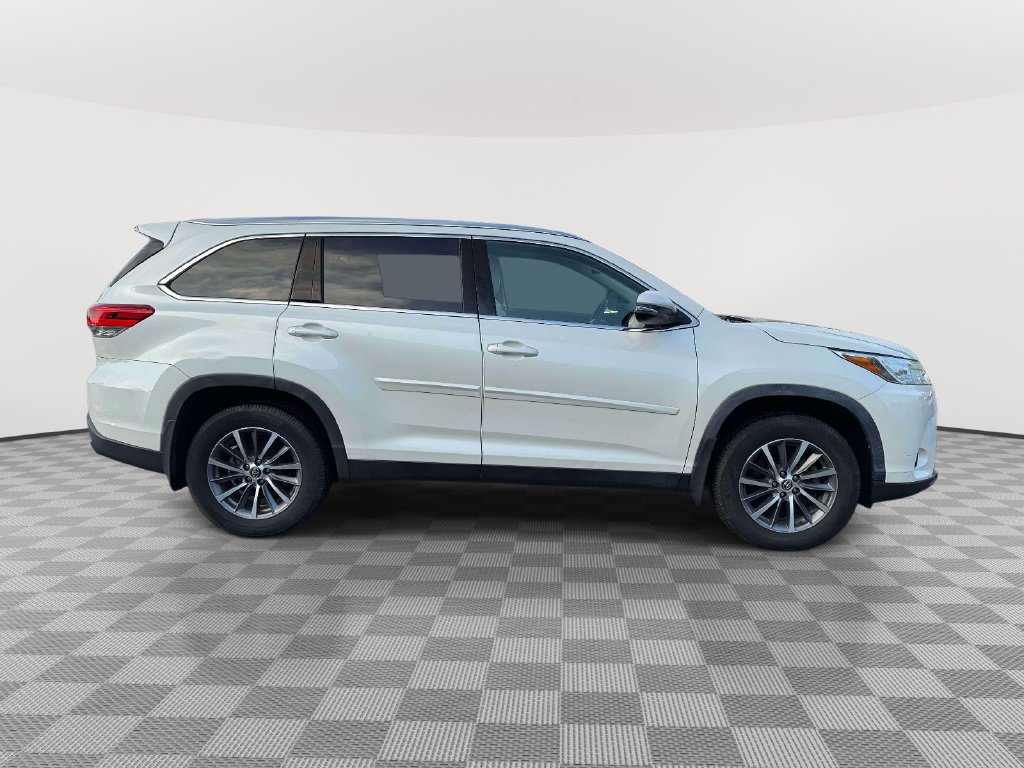 Used 2019 Toyota Highlander XLE AWD/4WD image 8