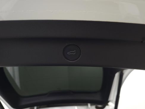 Used 2020 Tesla Model Y Long Range image 9