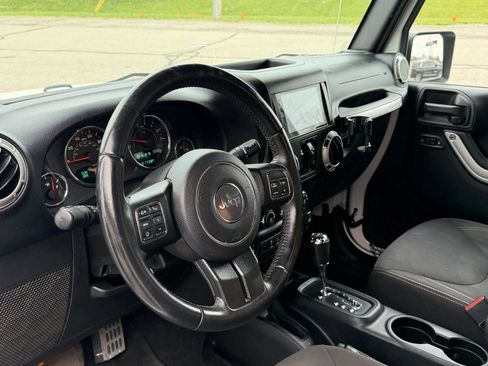 Used 2016 Jeep Wrangler Unlimited Sahara w/ Connectivity Group image 12