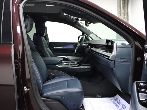 Used 2025 Cadillac Escalade IQ Luxury 2 w/ LPO, Premium Carpet Package AWD/4WD image 17