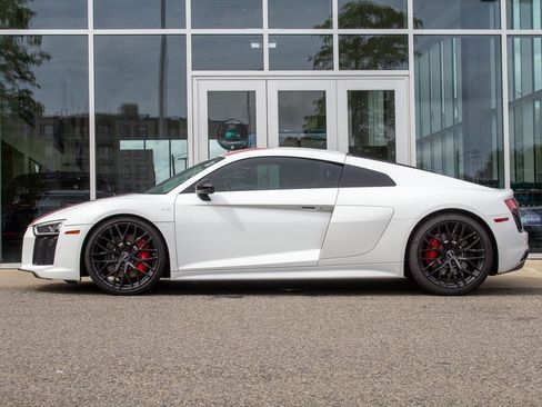Used 2018 Audi R8 V10 w/ Premium Package RWD image 7