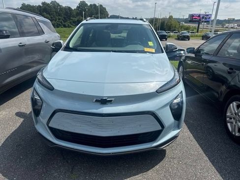 Used 2023 Chevrolet Bolt EUV Premier w/ Sun & Sound Package FWD image 2