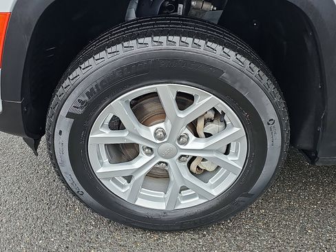 Used 2023 Jeep Grand Cherokee Limited image 8