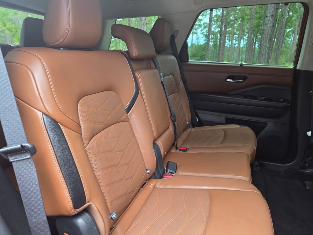 Used 2024 Nissan Pathfinder Platinum w/ Black Appearance Package FWD image 23