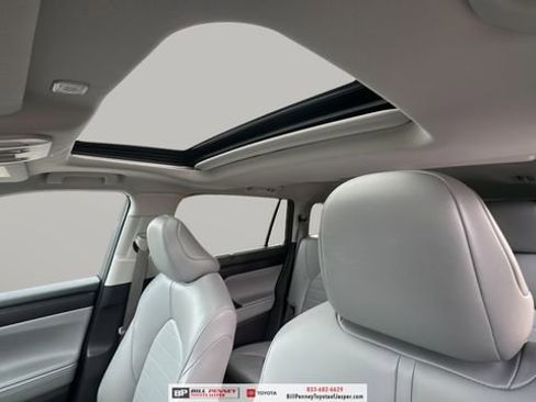 Used 2025 Toyota Highlander XLE image 12