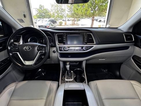 Used 2018 Toyota Highlander XLE FWD image 16