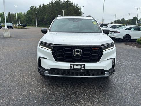 Used 2025 Honda Pilot TrailSport image 2