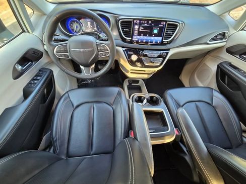 Used 2023 Chrysler Pacifica Touring-L FWD image 15