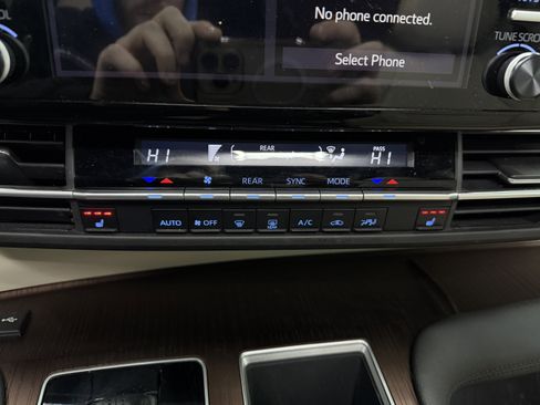 Used 2021 Toyota Sienna XLE image 21