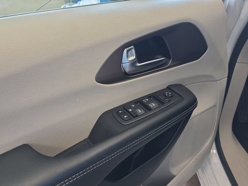 Used 2023 Chrysler Voyager LX FWD image 20