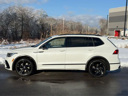 Certified 2023 Volkswagen Tiguan SE R-Line image 4