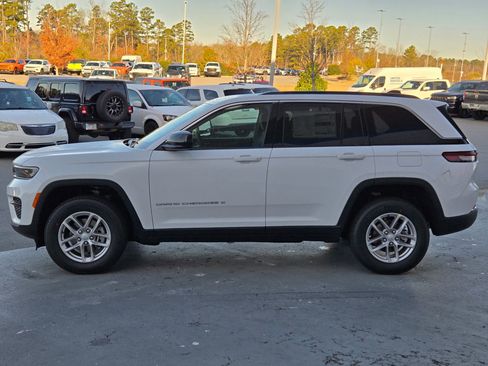 New 2025 Jeep Grand Cherokee Laredo image 4