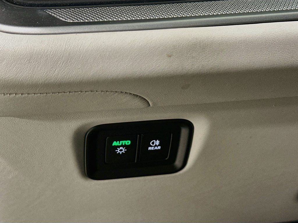 Certified 2024 Porsche Cayenne AWD/4WD image 11