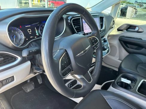 Used 2024 Chrysler Pacifica Touring-L FWD image 4