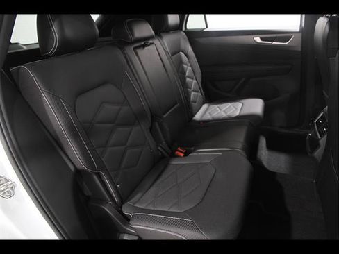 Used 2024 Volkswagen Atlas Cross Sport SE AWD/4WD image 17