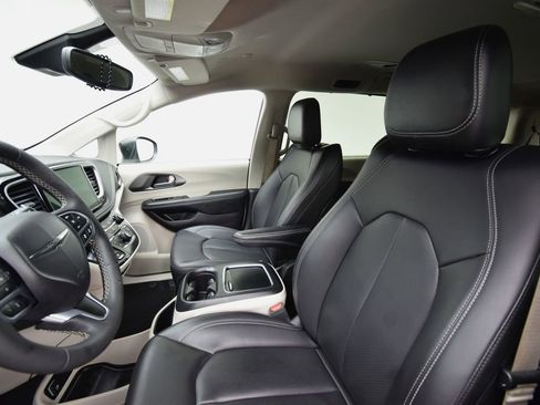 Used 2023 Chrysler Pacifica Touring-L image 19