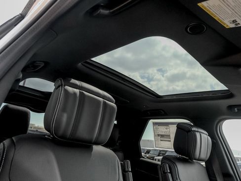 Used 2025 Land Rover Discovery Metropolitan Edition image 23