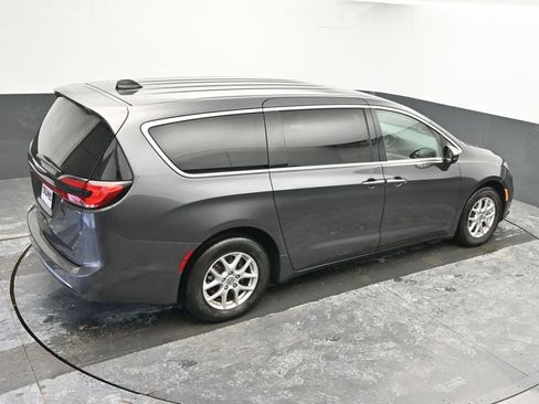 Used 2023 Chrysler Pacifica Touring-L image 39