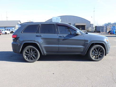 Used 2017 Jeep Grand Cherokee Altitude image 4