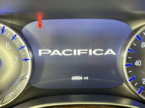 Used 2023 Chrysler Pacifica Limited FWD image 16