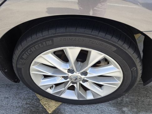 Used 2015 Lexus ES 300h w/ Premium Package w/Bamboo Trim FWD image 5