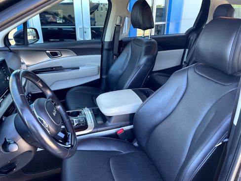 Used 2022 Kia Carnival LX FWD image 10