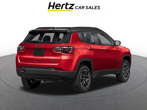 Used 2025 Jeep Compass Trailhawk AWD/4WD image 2