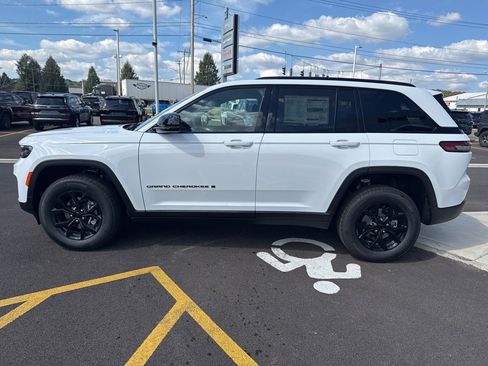 New 2025 Jeep Grand Cherokee Altitude image 4