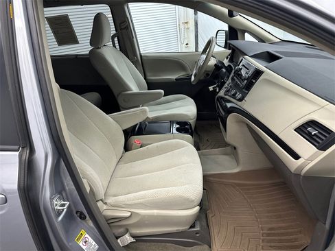 Used 2011 Toyota Sienna LE image 14