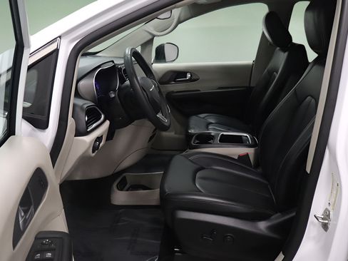 Certified 2023 Chrysler Pacifica Touring-L FWD image 12