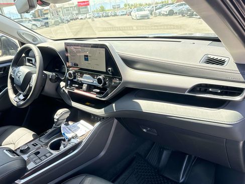 New 2026 Toyota Highlander Platinum AWD/4WD image 17