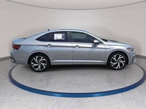 Used 2025 Volkswagen Jetta SEL FWD image 4
