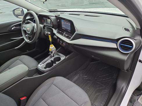 Used 2024 Chevrolet Trax LS w/ LS Convenience Package FWD image 18