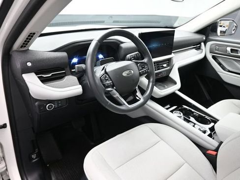 Certified 2025 Ford Explorer Platinum w/ Ultimate Package AWD/4WD image 9